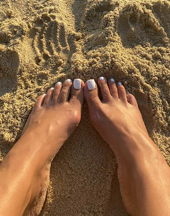 Astrid Nelsia et ses pieds à la plage