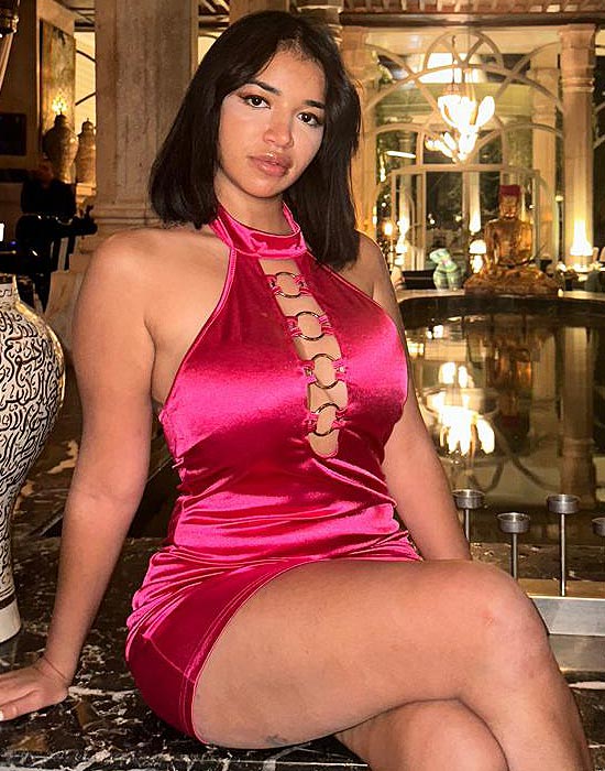 Ruby Nikara en robe de soirée