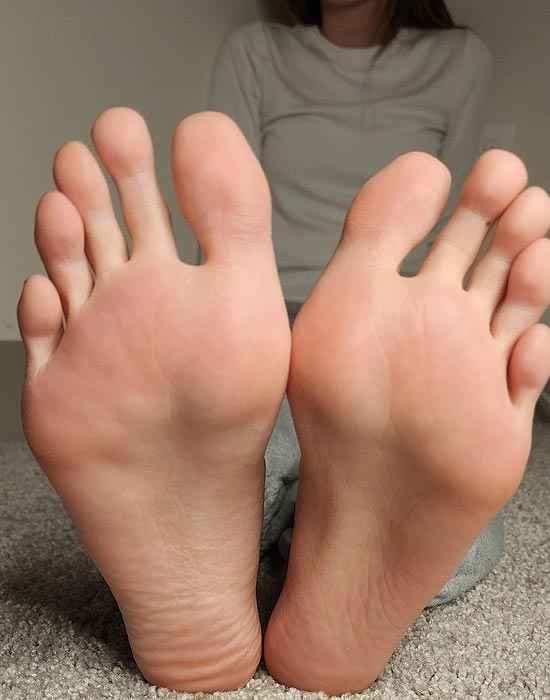 Écarte ses doigts de pieds - MYM Pied