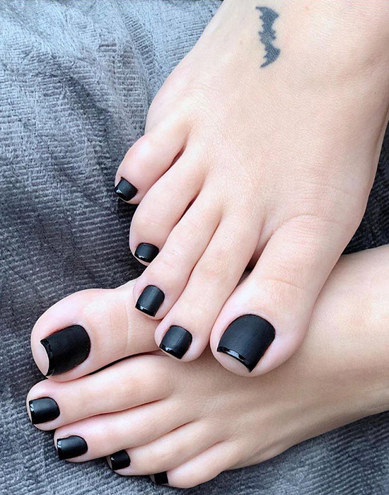 Les pieds sexy de Julie vernis en noir