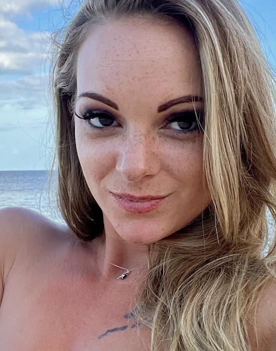 Tiffany Leiddi selfie à la mer